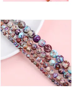 Vue macro détaillée de perles rondes en pierre synthétique colorée pour bijoux DIY