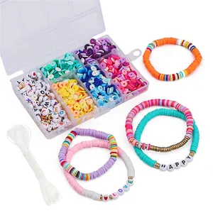 Komplettes DIY Armband-Set mit 6mm bunten Heishi-Perlen und runden Buchstabenperlen.