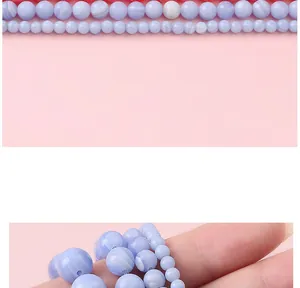 Gros plan de perles en pierre sintetic bleu clair montrant des textures rubanées