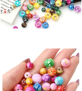 Primer plano de cuentas de acrílico jaspeado de colores para joyería artesanal DIY