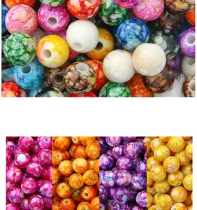 Detalle de cuentas acrílicas jaspeadas de colores con agujeros para joyería de DIY