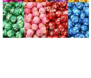Vista detallada de cuentas acrílicas veteadas de colores con agujero recto para joyería DIY.