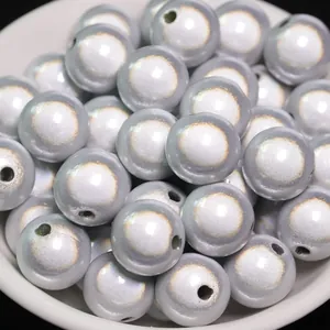 Vue macro rapprochée de perles acryliques irisées réfléchissantes pour bijoux DIY