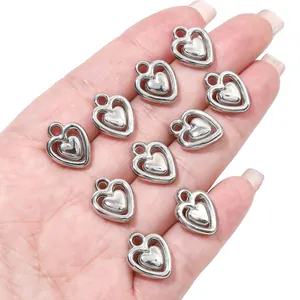Gedetailleerd macrozicht van zilveren CCB hartjes voor DIY sieraden maken op een handpalm