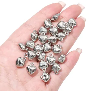Close-up van glanzende zilveren CCB hartvormige bedeltjes voor DIY-sieraden maken