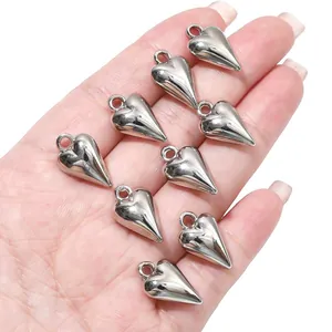 Detail van zilveren CCB hartvormige bedeltjes voor DIY sieraden maken op de hand