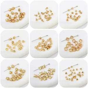 Gedetailleerd overzicht van diverse gouden CCB kralen voor DIY sieraden in diverse vormen.