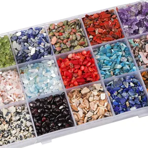 Sortierte 3-5 mm Natur-Edelstein-Bruchsteine in Organizer-Box für DIY-Schmuckherstellung.