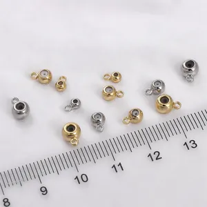 Λεπτομερής όψη χρυσών χαντρών σιλικόνης 14K με χάρακα για κλίμακα μεγέθους.