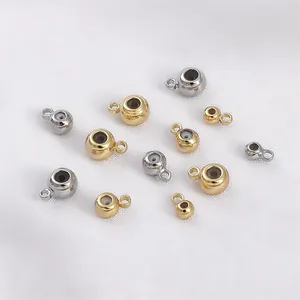 Κοντινό πλάνο με χρυσές 14K και ασημένιες χάντρες σιλικόνης σε διάφορα μεγέθη
