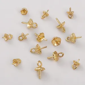 Primer plano detallado de copas con ojo de oro de 14K para cuentas semiperforadas.
