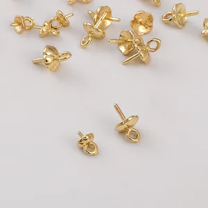 Primer plano de casquillos con perno bañados en oro de 14K para perlas.