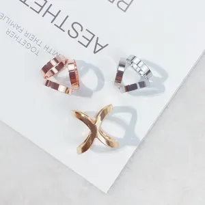 Detailaufnahme von minimalistischen Schalclips mit Dreifachring in verschiedenen Farben