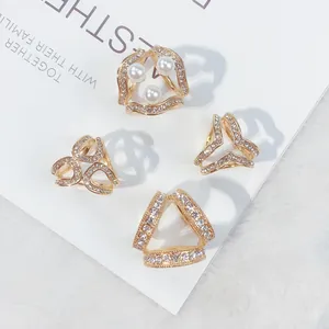 Detailansicht von vier eleganten, goldfarbenen Strass-Schalringen in verschiedenen Formen