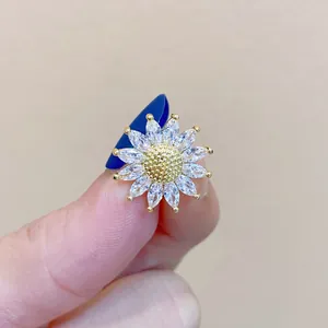 Detailaufnahme einer luxuriösen Sonnenblumen-Brosche mit funkelnden Kristallen.
