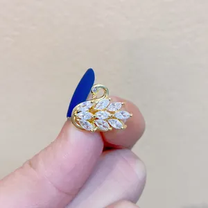 Detailansicht der eleganten goldenen Schwanenbrosche mit Marquise-Kristallen