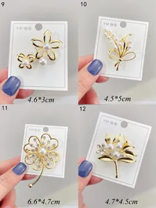 Detailansicht eleganter Perlen- und Strass-Blumenbroschen mit Maßen