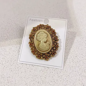 Broche camée style cour européenne avec silhouette de femme élégante et strass brillants