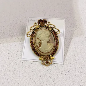 Vue détaillée d'une broche camée vintage de style cour avec portrait de femme