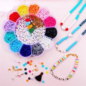 Gros plan d'un kit de bijoux DIY avec boîte à fleurs, perles alphabet et glands