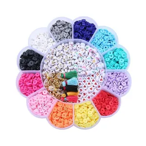 Vue détaillée du kit de bijoux DIY 12 cases avec perles colorées et pompons