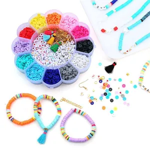 Vue aérienne détaillée d'un kit de bijoux DIY coloré avec rangement fleur et perles.