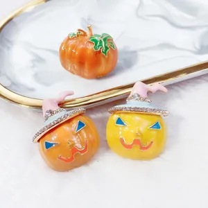 Primo piano dettagliato di spille a zucca di Halloween con smalto colorato e strass luminosi