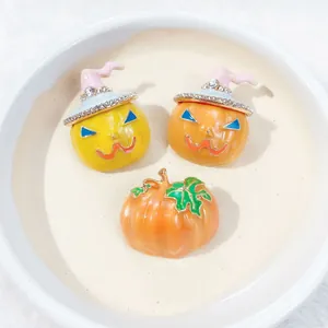 Dettaglio ravvicinato di spille di zucca di Halloween in smalto con piccoli strass