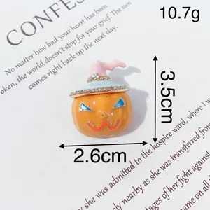 Vista dettagliata della spilla a zucca di Halloween con cappello da strega
