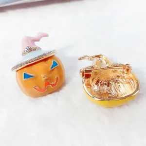 Vista dettagliata della spilla a zucca di Halloween in smalto con cappello da mago