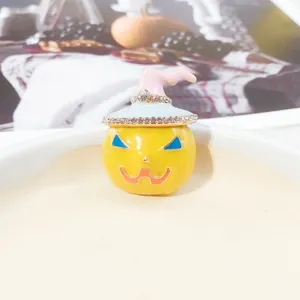 Spilla a forma di zucca di Halloween con cappello da strega e strass luccicanti.
