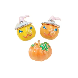 Set di spille a forma di zucca di Halloween con smalto e strass scintillanti.