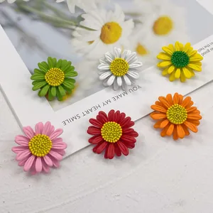 Detailansicht von bunten Gänseblümchen-Broschen auf einer dekorativen Blumen-Hintergrundkarte
