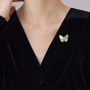 Elegante Perlmutt Schmetterling Brosche an einem schwarzen Samtkleid für modebewusste Damen
