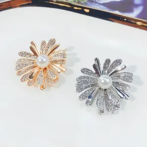 Exquisite Gold- und Silberblumen-Broschen mit Perlen und funkelnden Kristallblüten