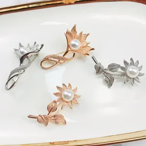 Detailansicht von vier Retro-Blumenbroschen aus Legierung mit Perlen in Silber und Roségold.