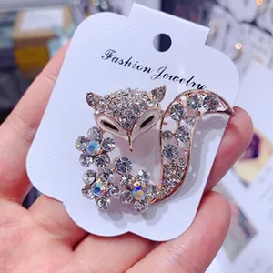 Detailansicht einer funkelnden Fuchs-Brosche mit Kristall-Strass auf weißem Schmuckkarton