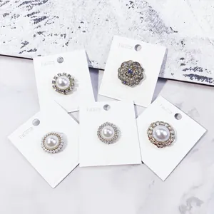 Gedetailleerd overzicht van magnetische broches met parels en stras