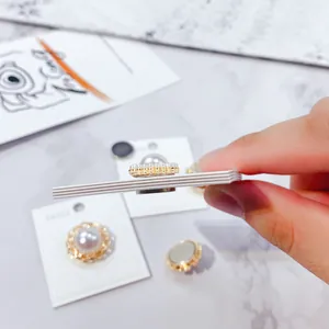 Zij-aanzicht van een sterke magnetische parelbroche met een naadloos sluitingsontwerp.