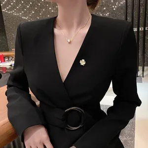 Elegante spilla a quadrifoglio in pietra occhio di gatto per donna su blazer nero
