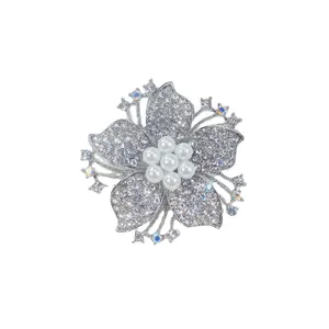Eleganter silberfarbener Blumen-Brosche mit funkelnden Kristallen und weißen Perlen