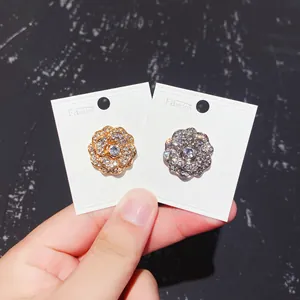 Gedetailleerd overzicht van goud en zilver magnetische bloembruisjes met kristal.