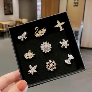 Set mit 9 eleganten Kristallbroschen zur Halsausschnitt-Anpassung und Dekoration.