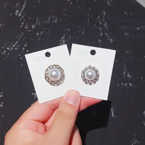 Detailweergave van twee decoratieve parel magnetische gespen voor anti-blootstelling