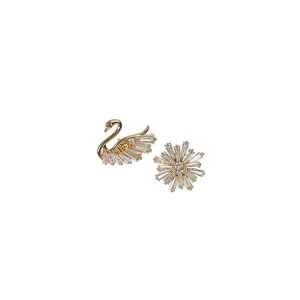 Elegantes Set aus goldfarbener Schwanen- und Sternenblumenbrosche mit funkelnden Kristallen