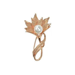 Eleganter Vintage-Blumenbrosche aus Legierung mit weißer Perle auf weißem Hintergrund.