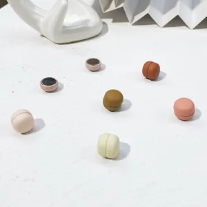 Fibbie magnetiche forti in colori macaron per camicie per prevenire esposizioni accidentali
