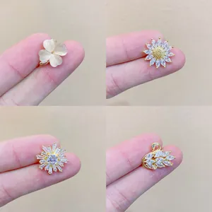 Japanischer Stil Mini Anti-Expositions Brosche Pin Kupfer Strass Sonnenblume Schwan Schmetterling Flugzeug Kleeblatt Dekorativ Kleidung Sicherheitsnadel Für Damen
