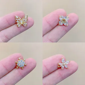 Set aus vier eleganten goldenen Broschennadeln mit funkelnden Kristallen in Schmetterlingsform