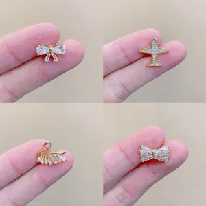 Set mit vier eleganten Mini-Kristallbroschen in Form von Flugzeug Schwan und Schleifen